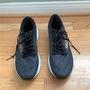 NIB Brooks men’s running shoe, Launch 7,  size 12 1/2